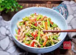 Illustration of how to stir-fry shredded pork with water spinach stems 15