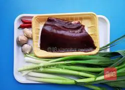 Illustration of how to stir-fry pork liver with garlic sprouts 1