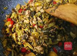 Illustration of how to stir-fry pork with pickled cabbage 2