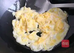 Illustration of how to make cucumber and scrambled eggs 3