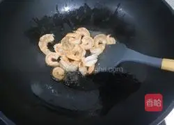 Illustration of how to make fried chive flowers with shrimps 12