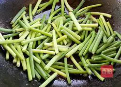 How to make scrambled eggs with garlic sprouts Illustration 9