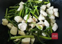 Garlic sprouts Illustration of how to make fried diced chicken 11