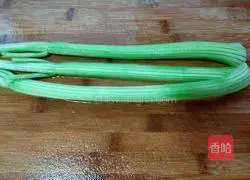 Illustration of how to make fried shrimp and celery 2