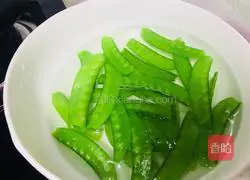 Illustration of how to make fried sausage with snow peas 4