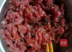 Illustration of how to make shredded beef with pepper 1