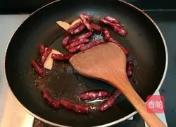 Illustration of how to stir-fry sausage with garlic sprouts 9