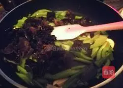Illustration of how to make fried fungus with celery 8