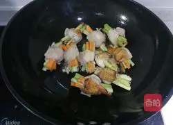 Illustration of how to make chicken wings stuffed with carrots and bitter melon 11