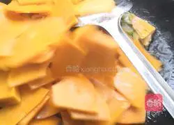 Illustration of how to make fried pumpkin slices with eggs 6