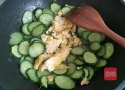 Illustration of how to make cucumber and scrambled eggs 12