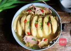 Illustration of how to stew bacon with moldy bean dregs 12