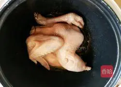 Illustration of how to cook salt-baked chicken in rice cooker 8