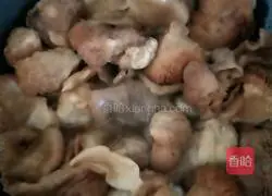 Illustration of how to make mushroom stewed chicken thigh roots 9