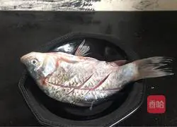 Illustration of how to make steamed crucian carp with wolfberry 1