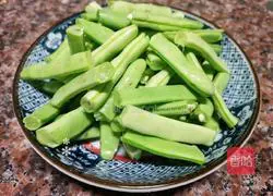 Illustration of how to make green bean ribs 4