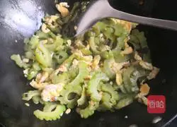 Illustration of how to make bitter gourd and scrambled eggs after all the hardships are rewarded 7