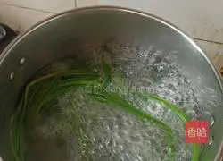 Illustration of how to make white-cut chicken with chives 4