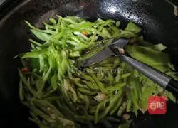 Illustration of how to make fried fish noodles with shredded pork 9