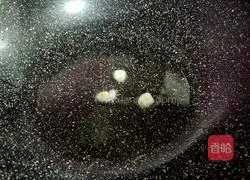 Illustration of how to stir-fry tendons with black fungus 5