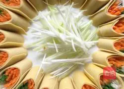 Illustration of how to make shredded pork with Beijing sauce 5