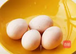 Illustration of how to make fried pine nuts with eggs 1