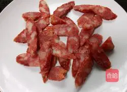 Illustration of how to make fried sausage with garlic sprouts 2