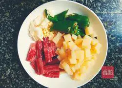 Illustration of how to make sausage with diced potatoes 2