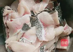 Illustration of how to make spicy boiled fish 1