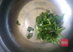 Illustration of how to stir-fry pork with bean sprouts 6