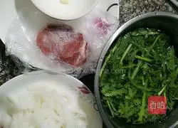 Illustration of how to make fried rice noodles with lean meat and wormwood 1