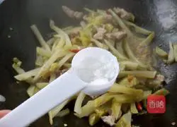 Illustration of how to make spicy mustard stir-fried shredded pork 8