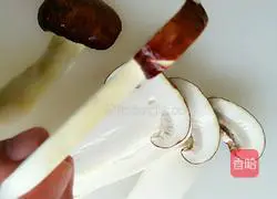 Butter-fried matsutake#New Year's Eve dinner recipe illustration 4