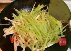 Illustration of how to stir-fry shredded pork with lettuce 6