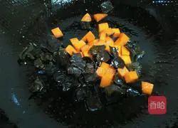 Illustration of how to make stir-fried diced chicken with colorful vegetables 6