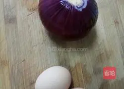 Illustration of how to make fried onions and eggs 1