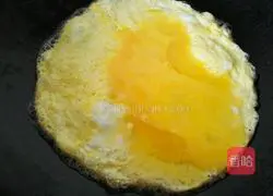 Illustration of how to make scrambled eggs with shrimps 5