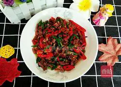 Illustration of how to make fried beef with chili pepper 14