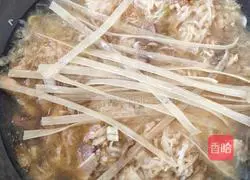 Illustration of how to make sauerkraut and pork stewed vermicelli 8