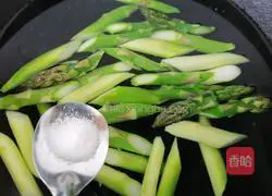 Illustration of how to make asparagus and stir-fried beef 4