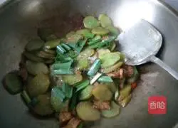 Illustration of how to make lettuce slices 7