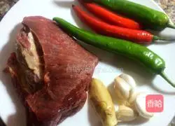Illustration of how to make fried beef with double peppers 1