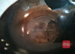 Illustration of how to make fried rice noodles with lean meat and artemisia 2