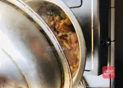 Illustration of how to braise large bone bones in spicy sauce 16