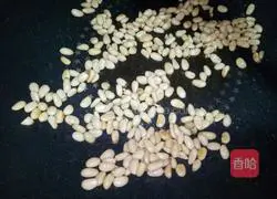 Illustration of how to make scrambled eggs with peanuts and pine nuts 3