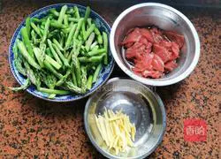 Illustration of how to make stir-fried beef with asparagus 2