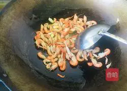 Illustration of how to stir-fry red shrimps with celery 4