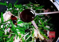 Illustration of how to make fried leeks with enoki mushrooms 20