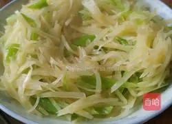 Illustration of how to make green pepper and potato shreds 3