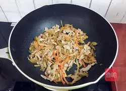 Illustration of how to make mustard pork shreds 16